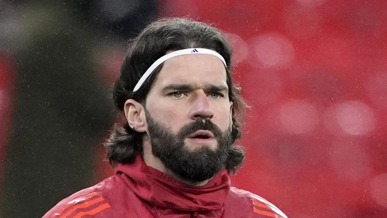 Jugador con cabello largo y barba en entrenamiento