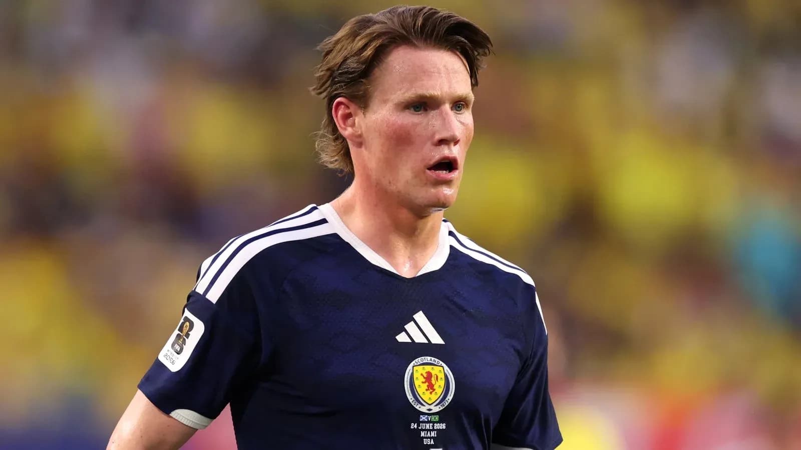Jugador de Escocia en partido de fútbol