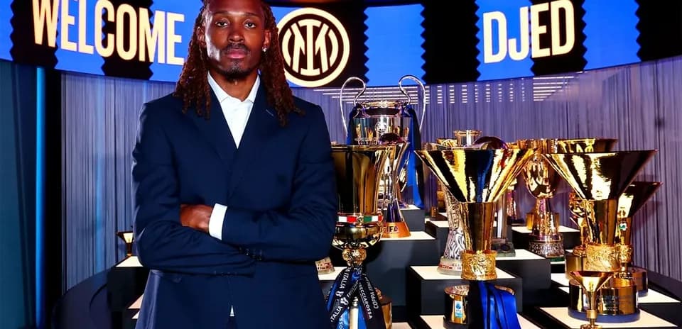 Jugador de pie frente a trofeos de fútbol