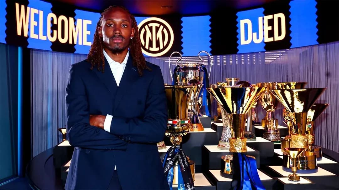 Jugador de pie frente a trofeos de fútbol