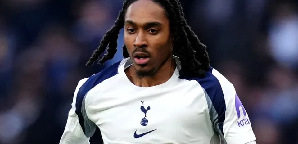 Jugador de Tottenham corriendo durante un partido