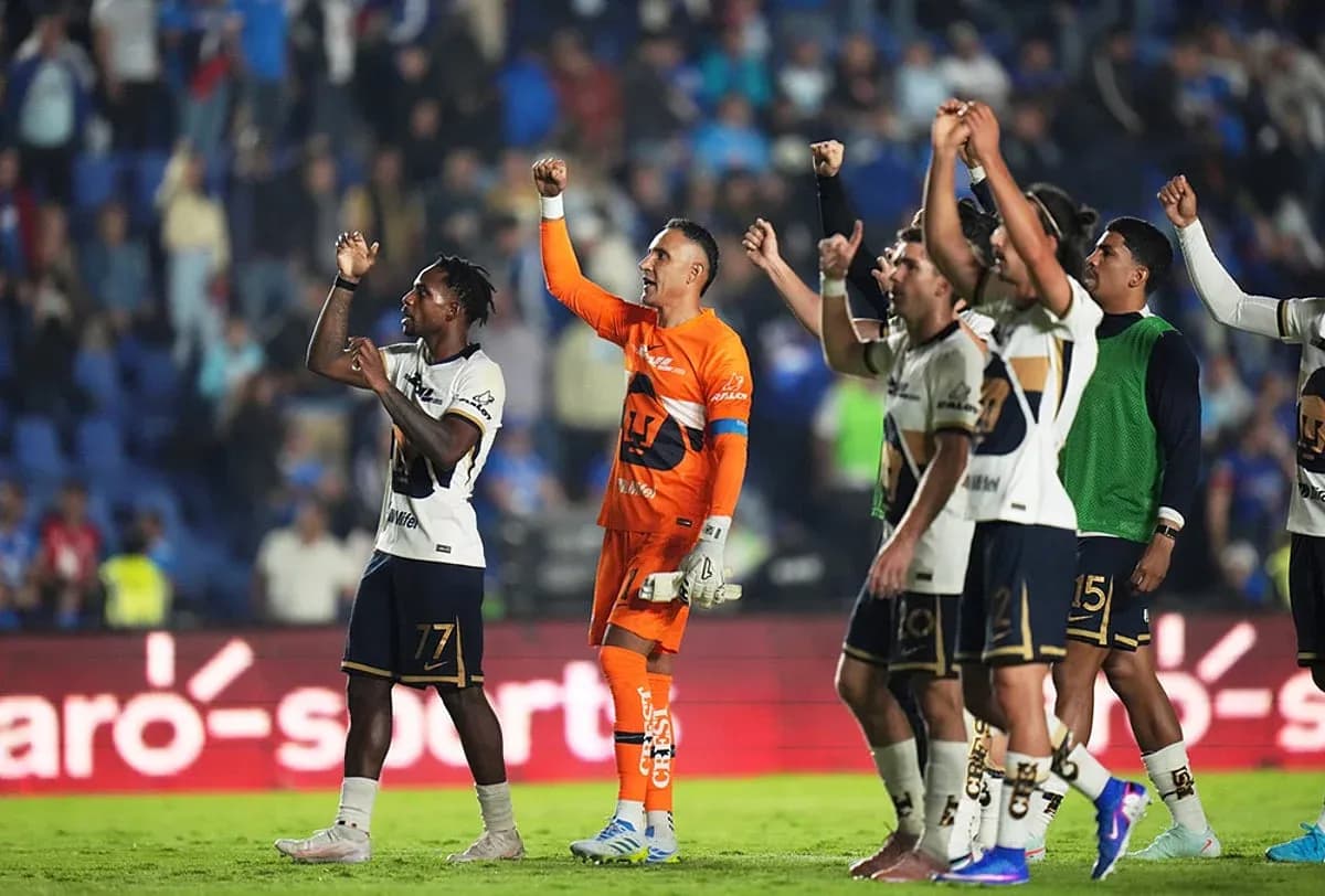 Jugadores de Pumas celebrando con aficionados