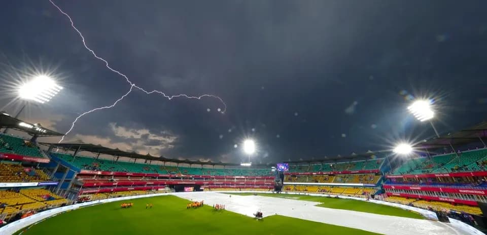 Tormenta eléctrica sobre el estadio de cricket