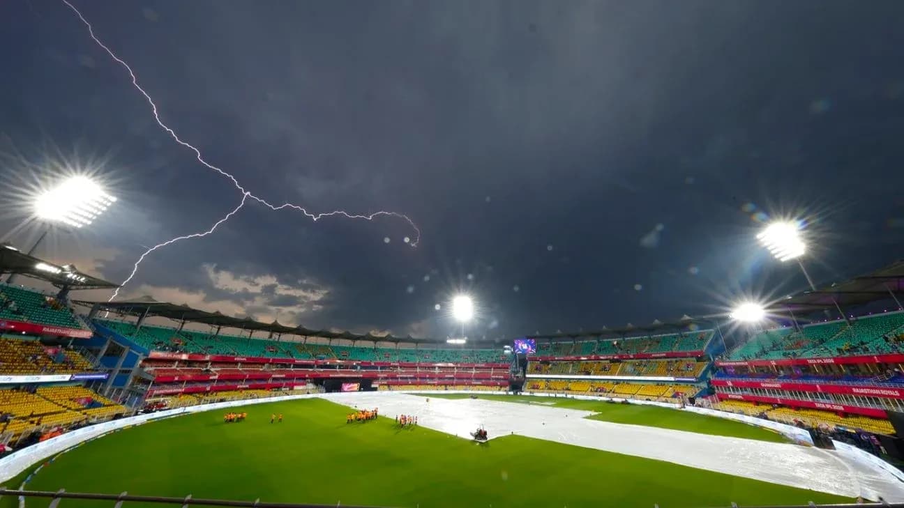 Tormenta eléctrica sobre el estadio de cricket