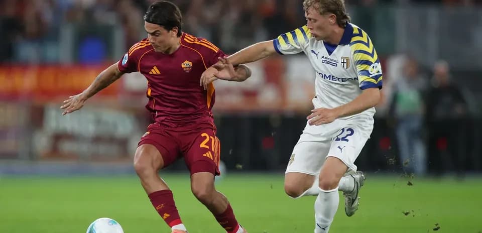 Un jugador de AS Roma driblando a un jugador de Parma