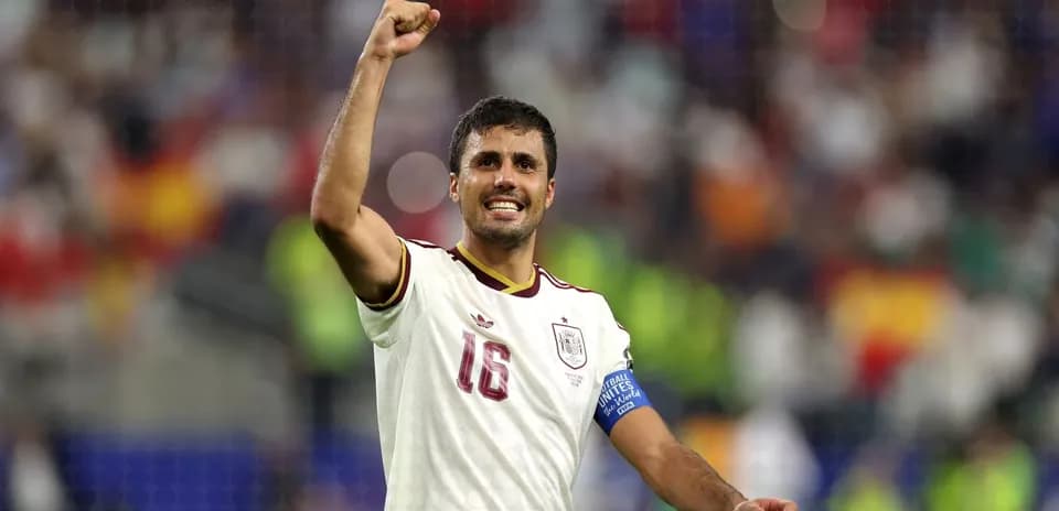 Jugador español levantando el puño en celebración