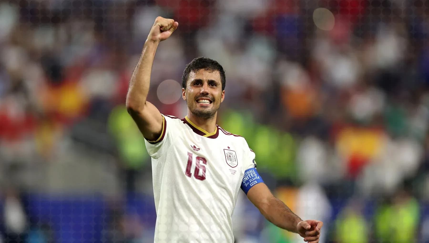 Jugador español levantando el puño en celebración