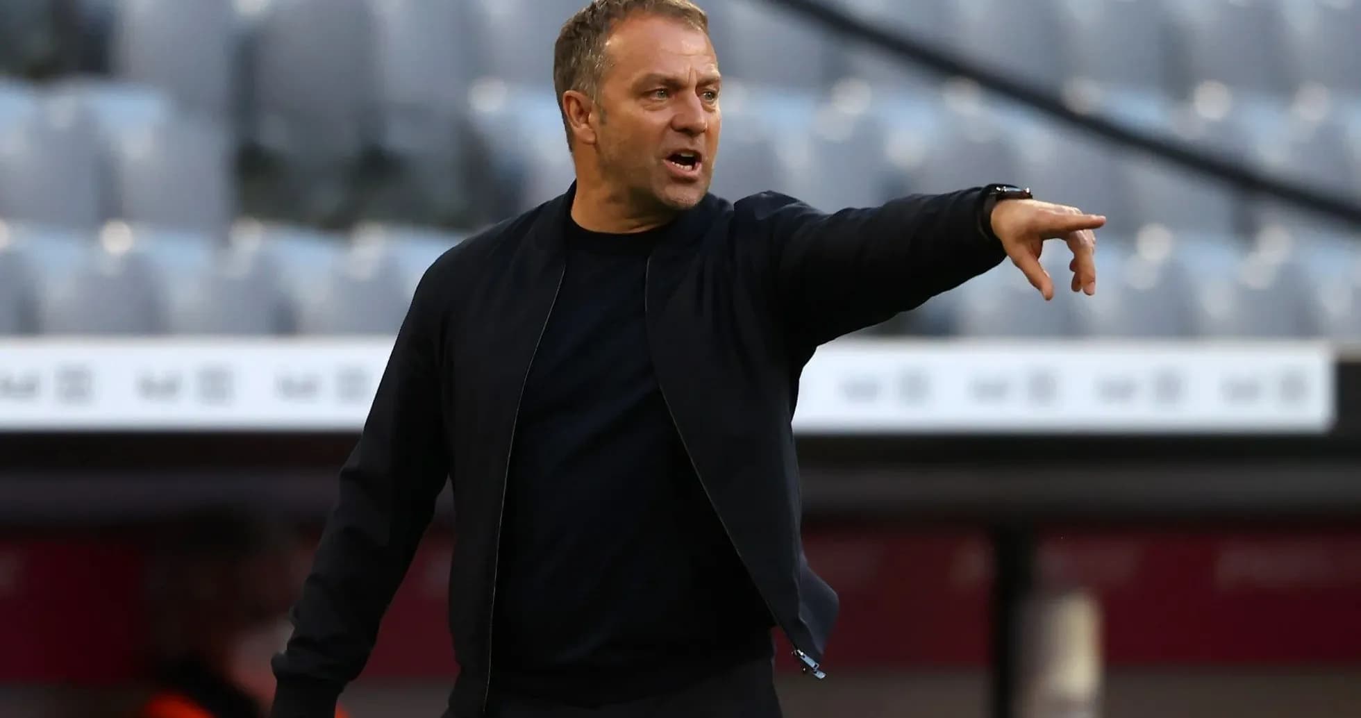 Entrenador dirigiendo al equipo desde la línea de banda