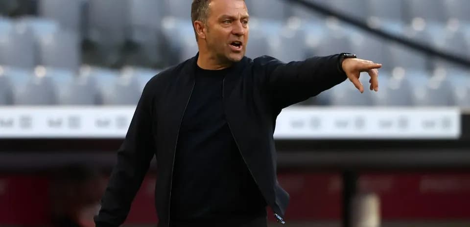 Entrenador dirigiendo al equipo desde la línea de banda