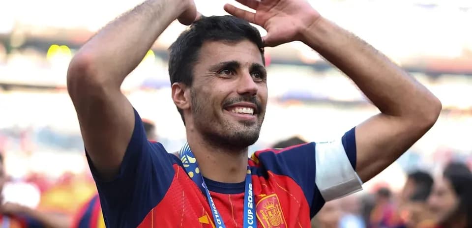 Jugador celebrando con camiseta de España tras partido