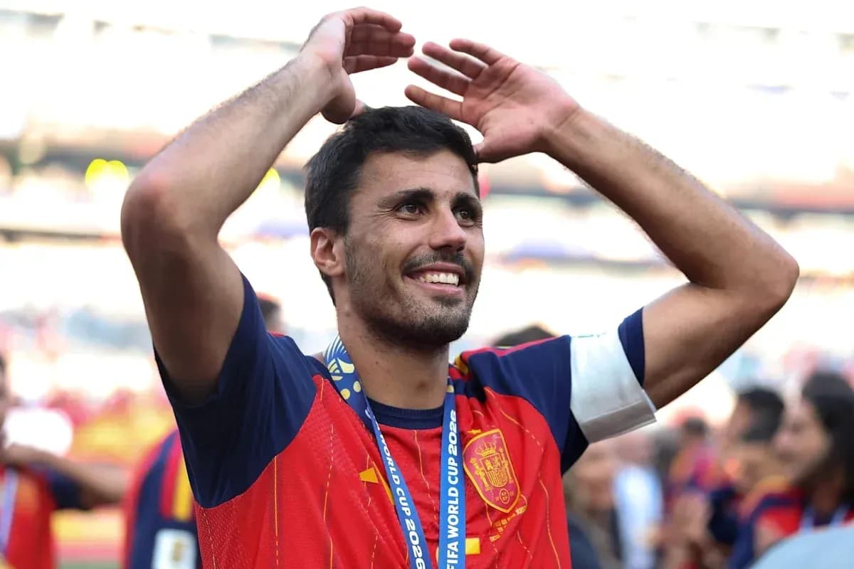 Jugador celebrando con camiseta de España tras partido