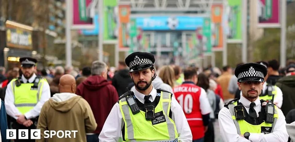 Policías en Wembley supervisando la multitud antes del partido