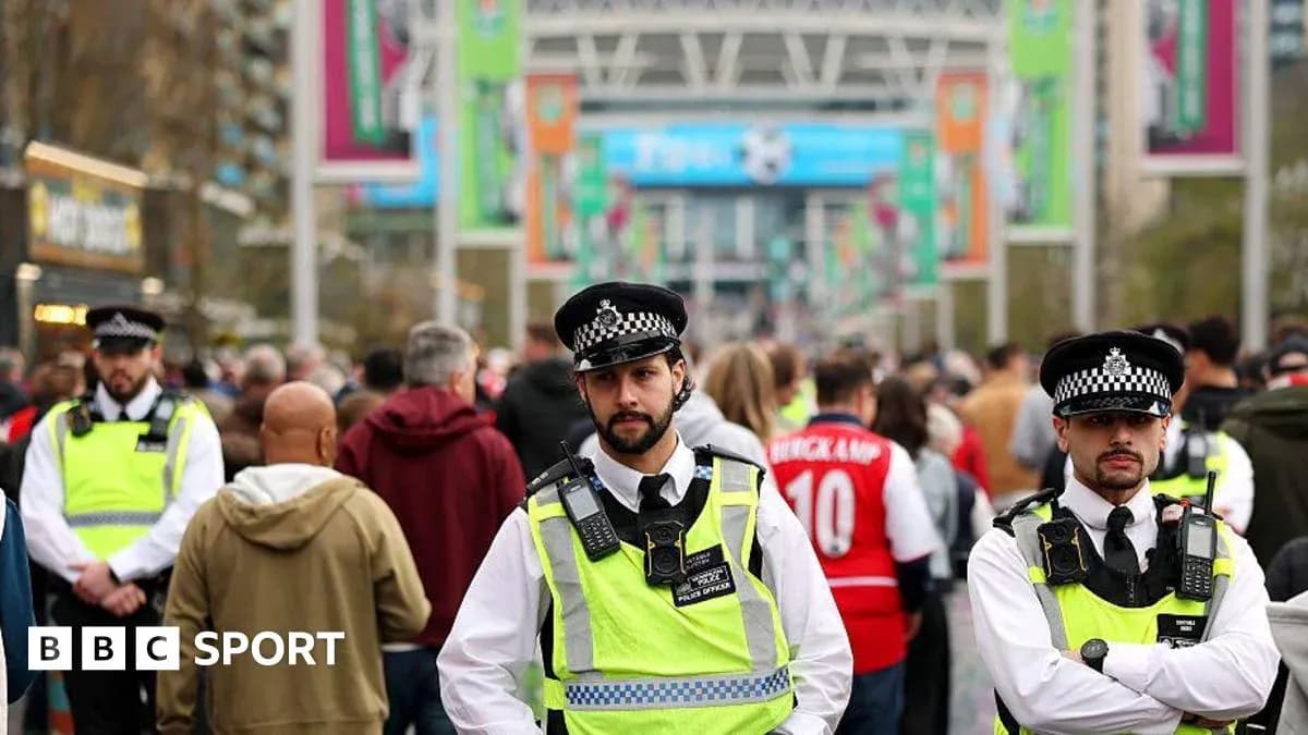 Policías en Wembley supervisando la multitud antes del partido