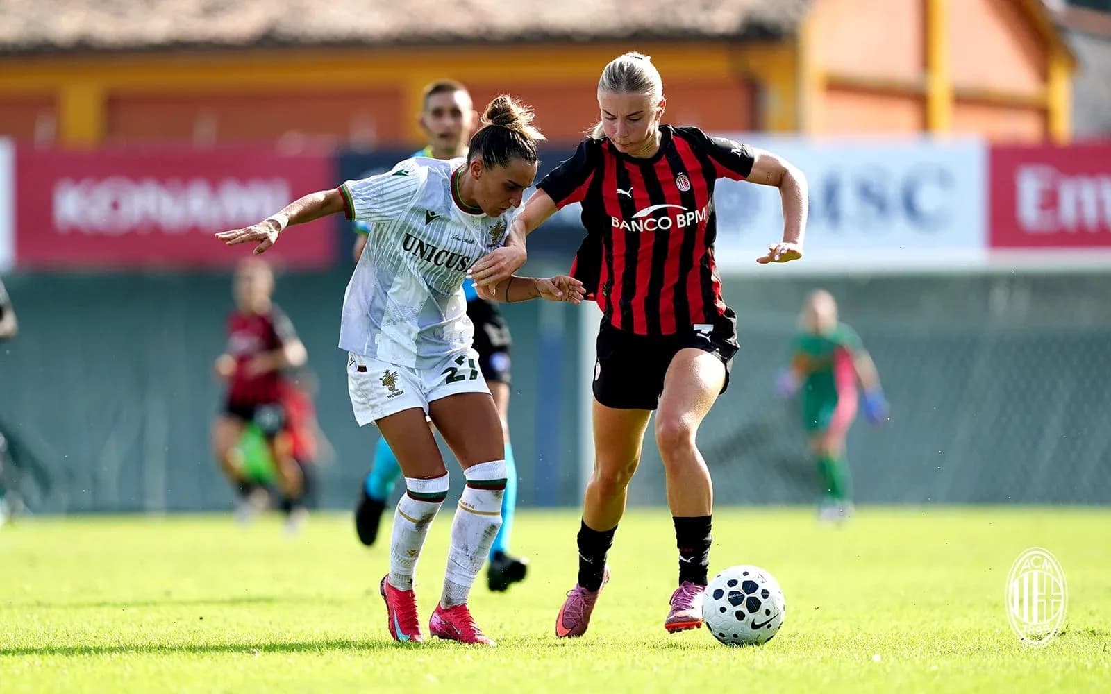 Jugadora de Ternana y AC Milan disputando el balón