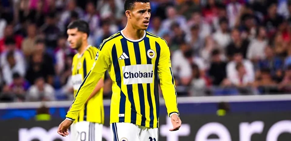 Jugador de Fenerbahçe en partido de fútbol