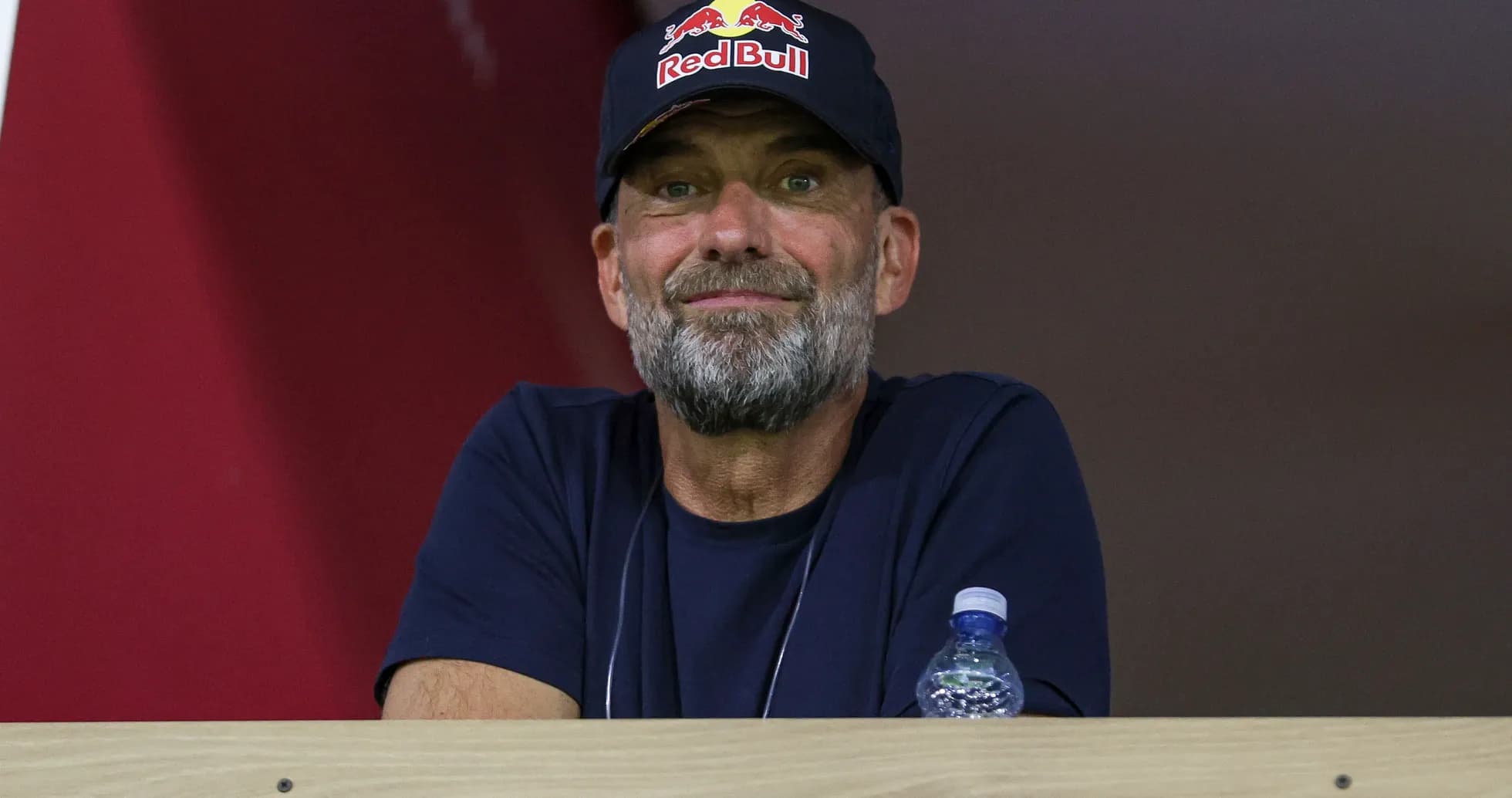 Hombre con barba y gorra de Red Bull en palco