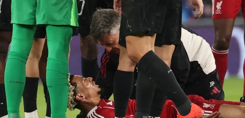 Jugador tendido en el suelo rodeado de compañeros