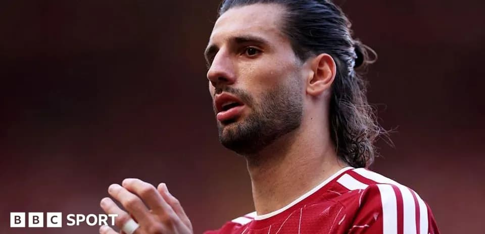 Jugador aplaudiendo durante el partido
