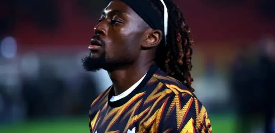 Jugador de fútbol en campo antes del partido