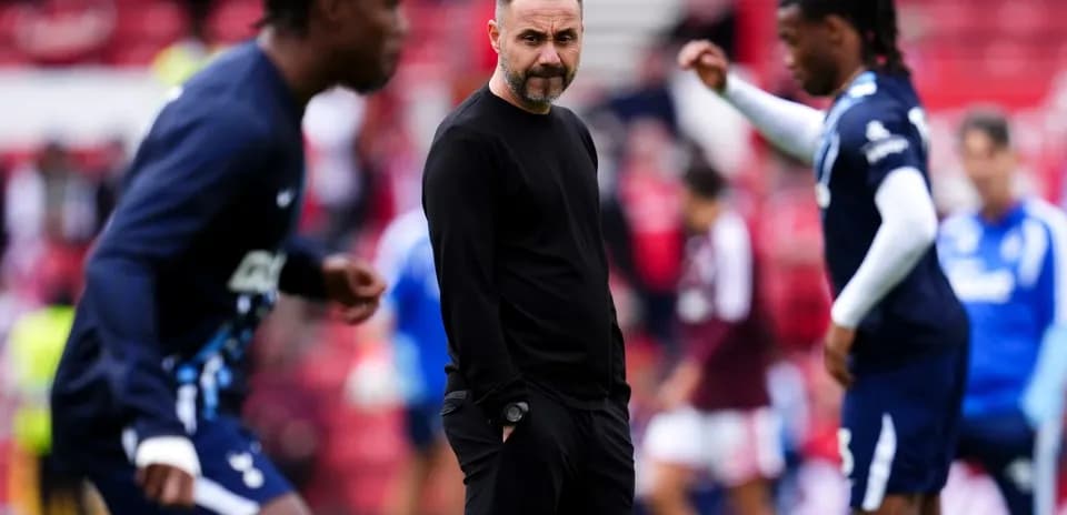 Entrenador observando a los jugadores durante calentamiento