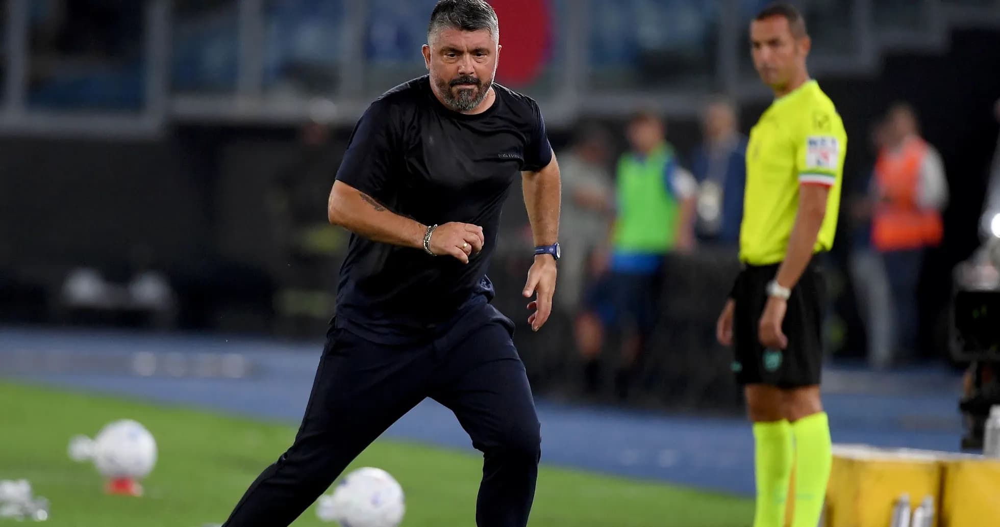 Entrenador corriendo en la línea de banda durante partido