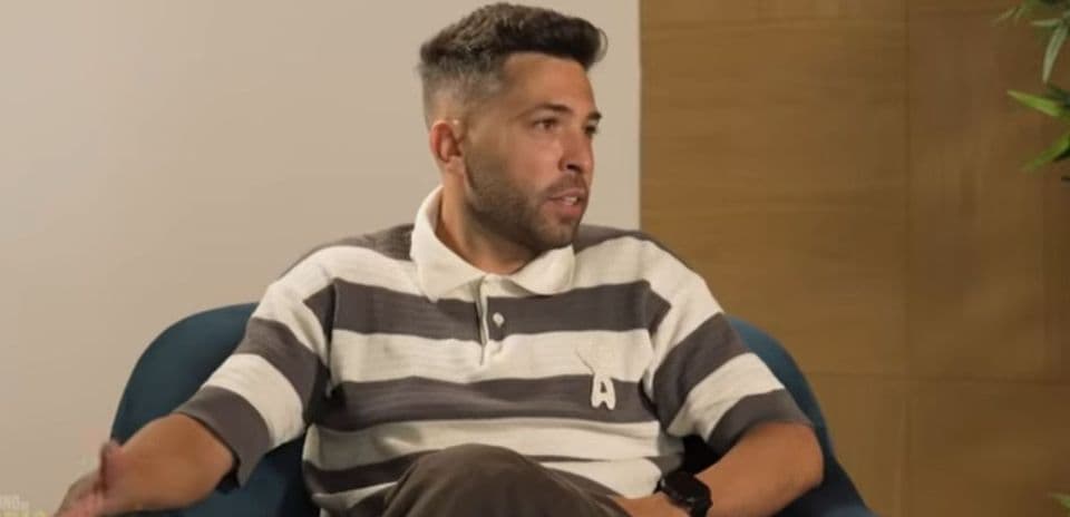Hombre sentado en un sofá durante entrevista