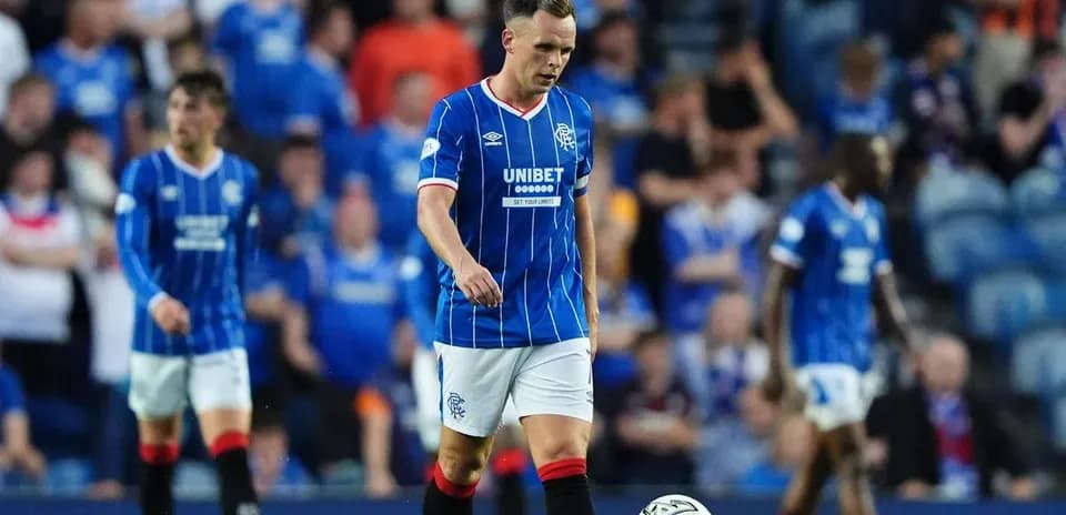 Jugador de Rangers caminando en el campo durante el partido