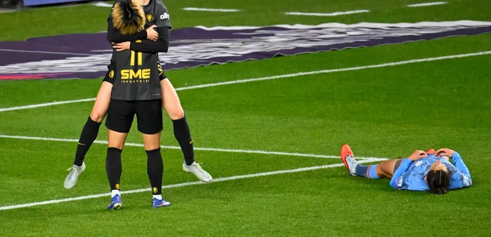 Jugadoras celebrando en partido de fútbol femenino