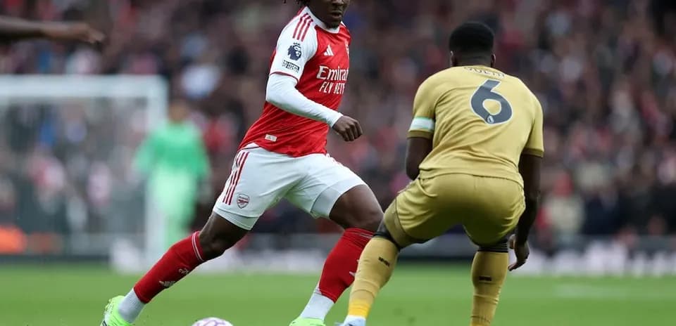 Jugador de Arsenal regateando a un defensor