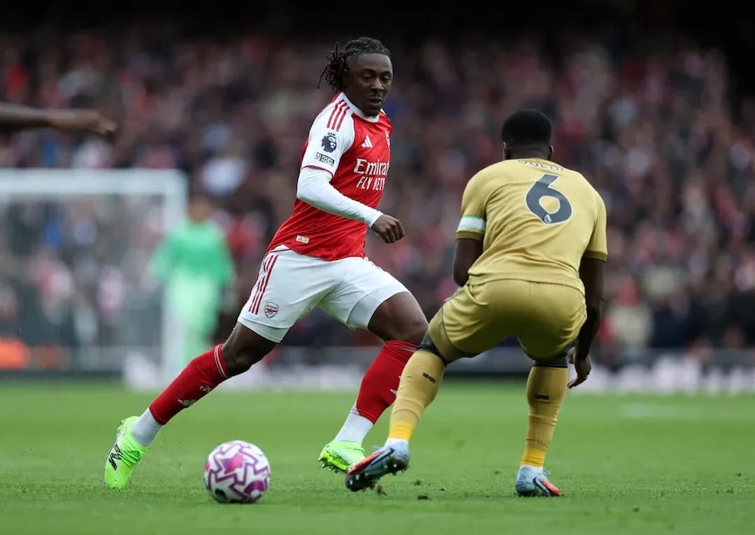 Jugador de Arsenal regateando a un defensor
