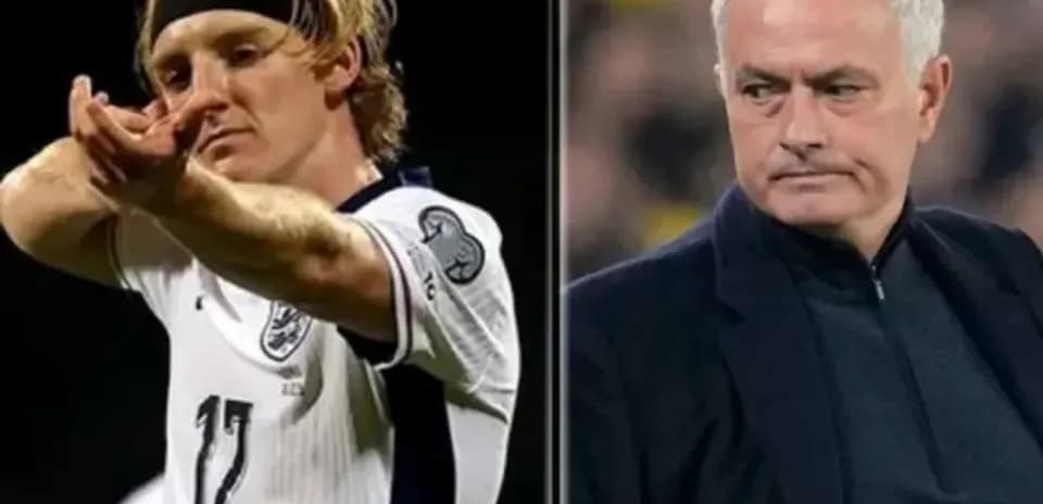 Jugador celebrando un gol y entrenador observando