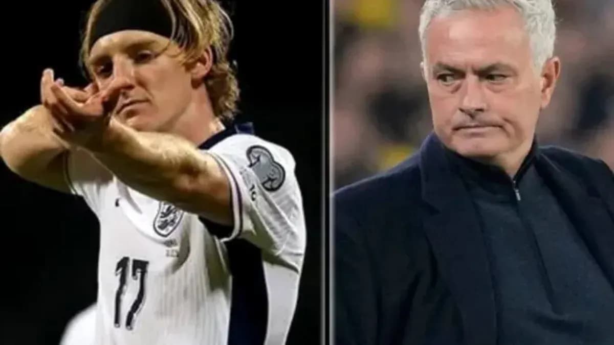 Jugador celebrando un gol y entrenador observando