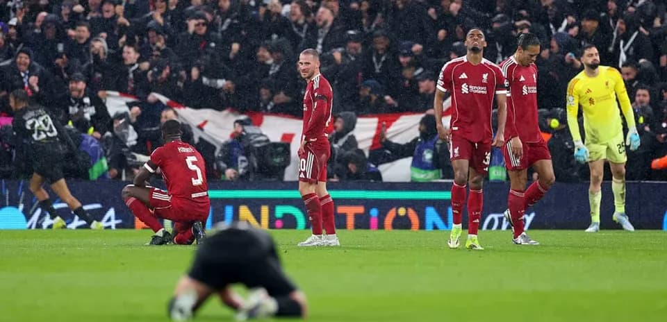 Jugadores de Liverpool desanimados tras el partido