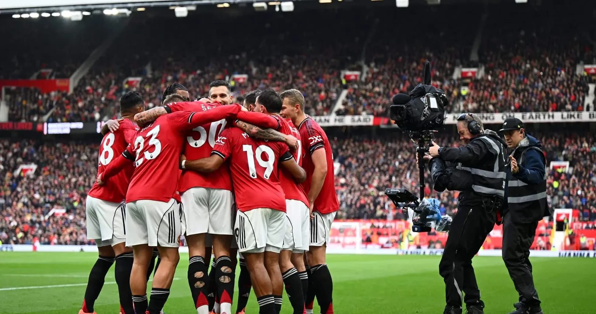 Jugadores de Manchester United celebrando un gol