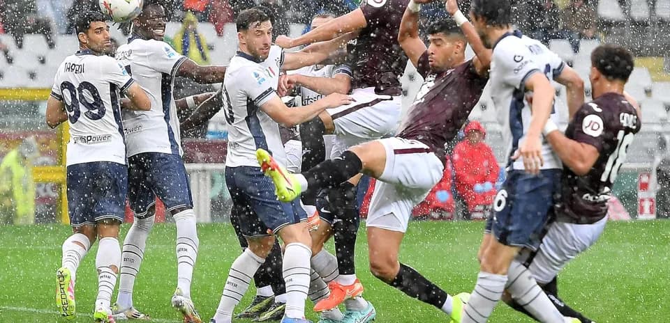 Jugadores en acción durante el partido Torino vs Inter