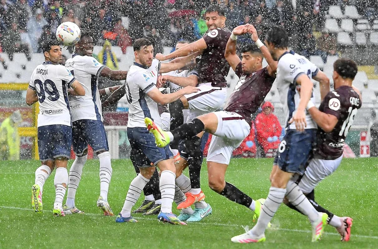 Jugadores en acción durante el partido Torino vs Inter
