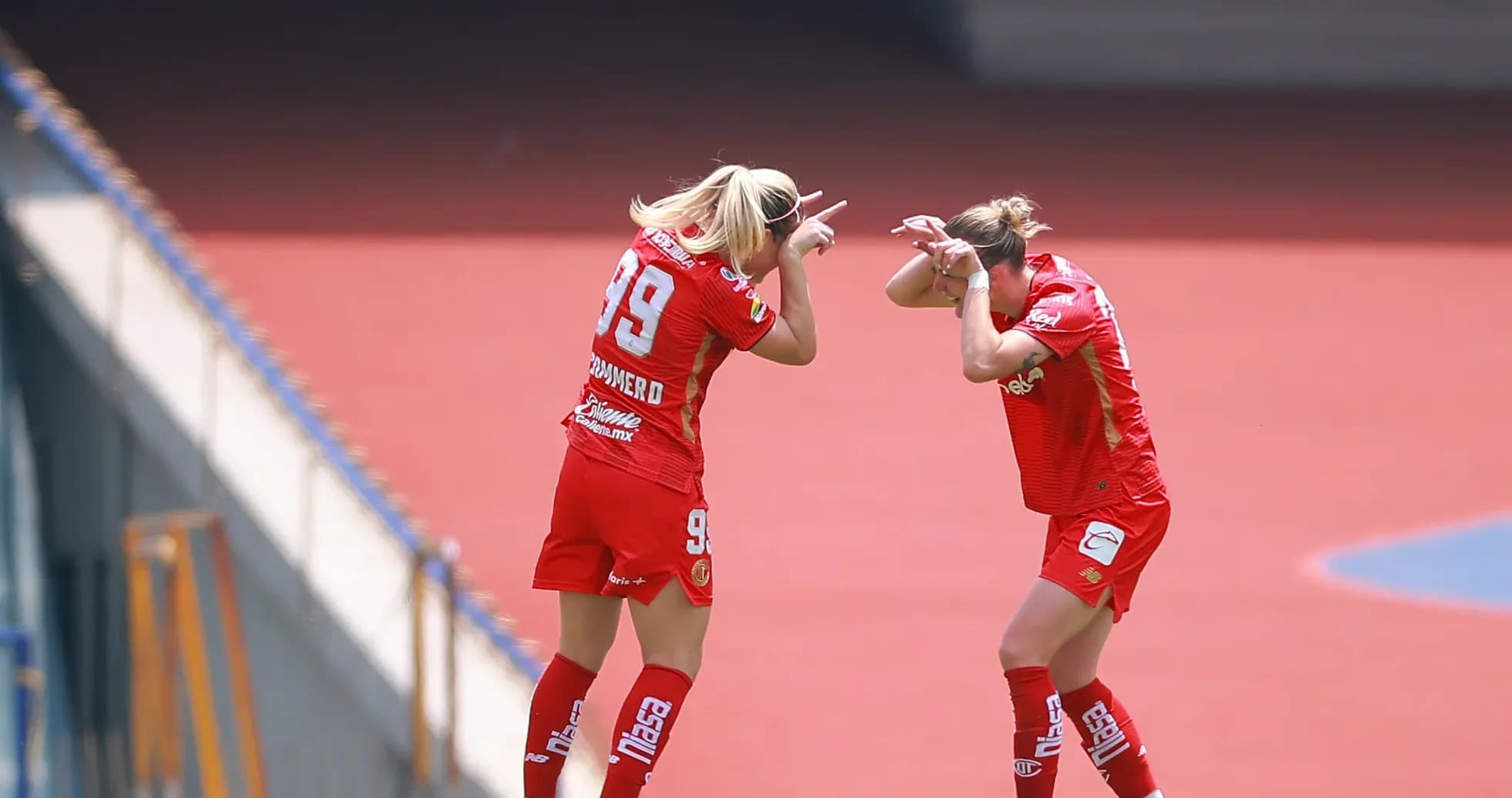 Jugadoras de Toluca celebrando un gol