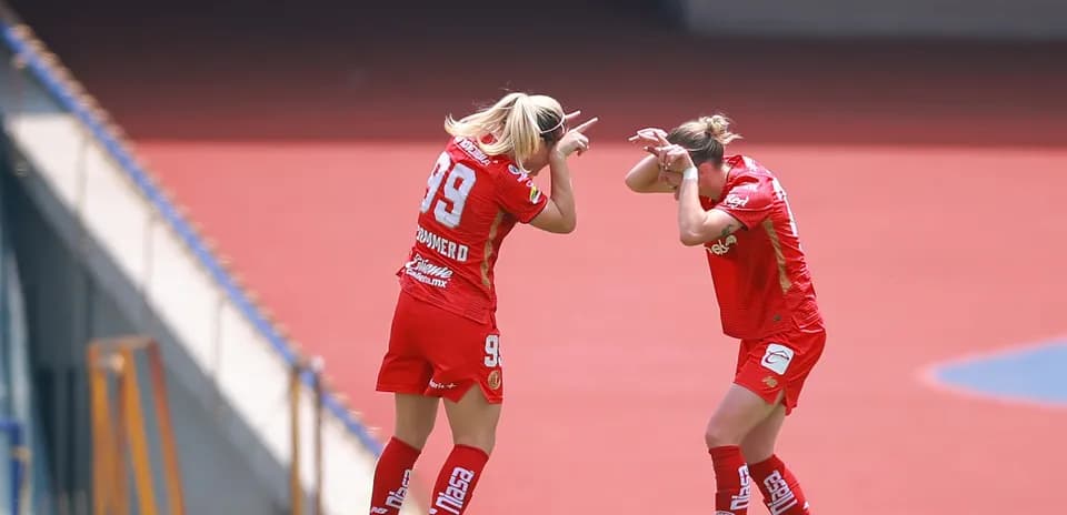 Jugadoras de Toluca celebrando un gol