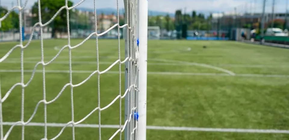 Portería de fútbol en un campo de césped artificial