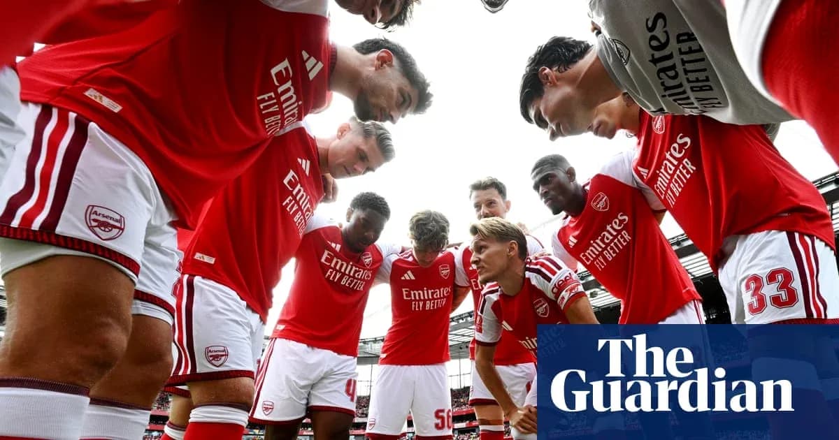 Jugadores de Arsenal en círculo antes del partido