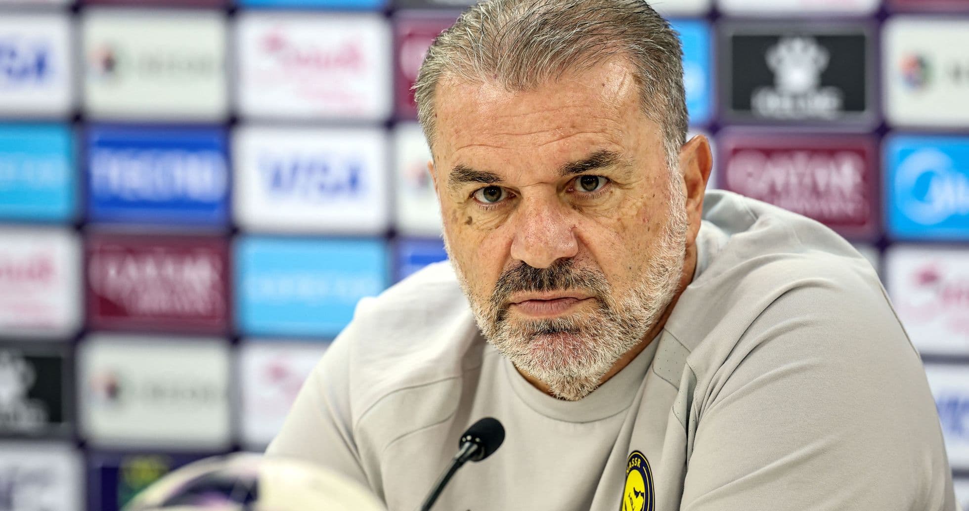 Entrenador en conferencia de prensa con micrófono