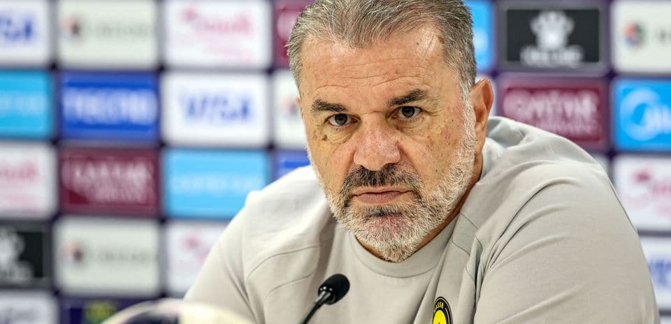 Entrenador en conferencia de prensa con micrófono