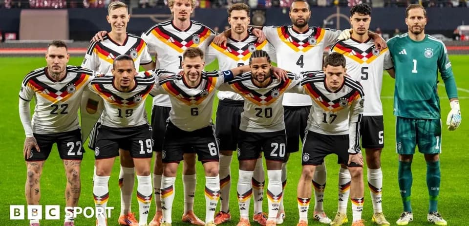 Equipo de fútbol de Alemania posando en el campo