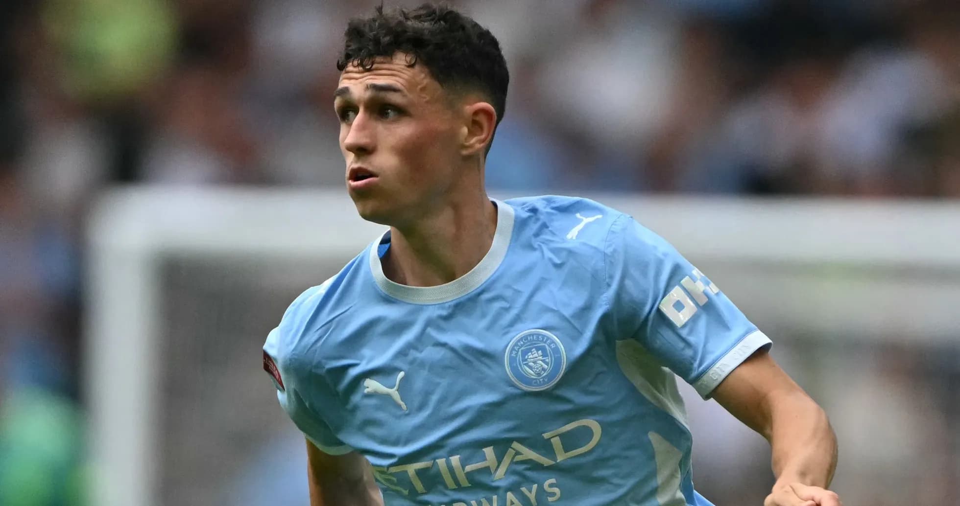 Jugador de Manchester City corriendo por el campo