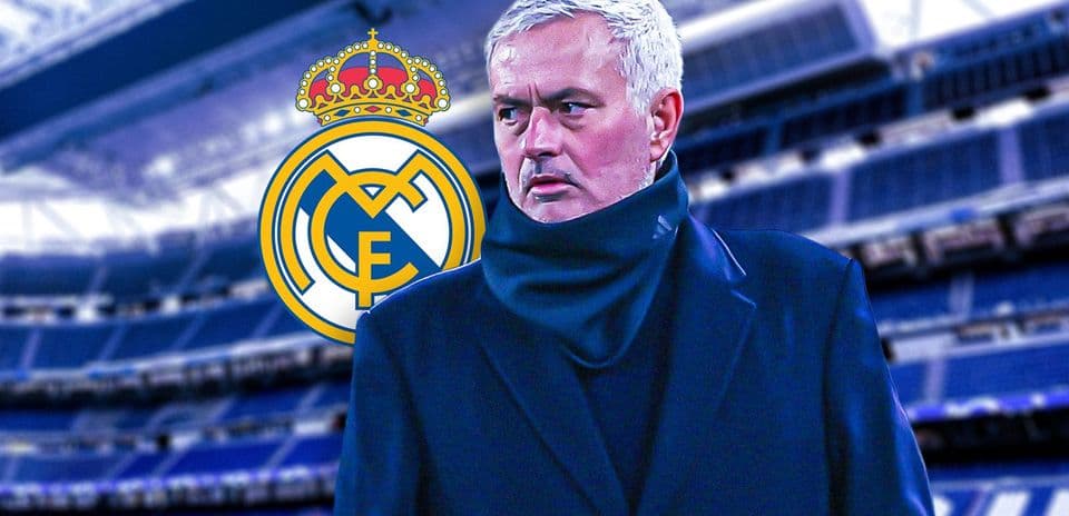 Entrenador frente al escudo del Real Madrid