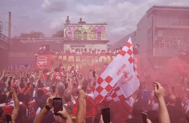 Aficionados de Arsenal celebrando en un evento