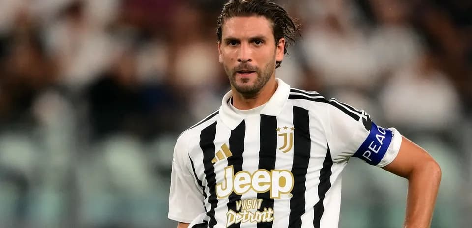 Jugador de Juventus con camiseta de rayas en el campo