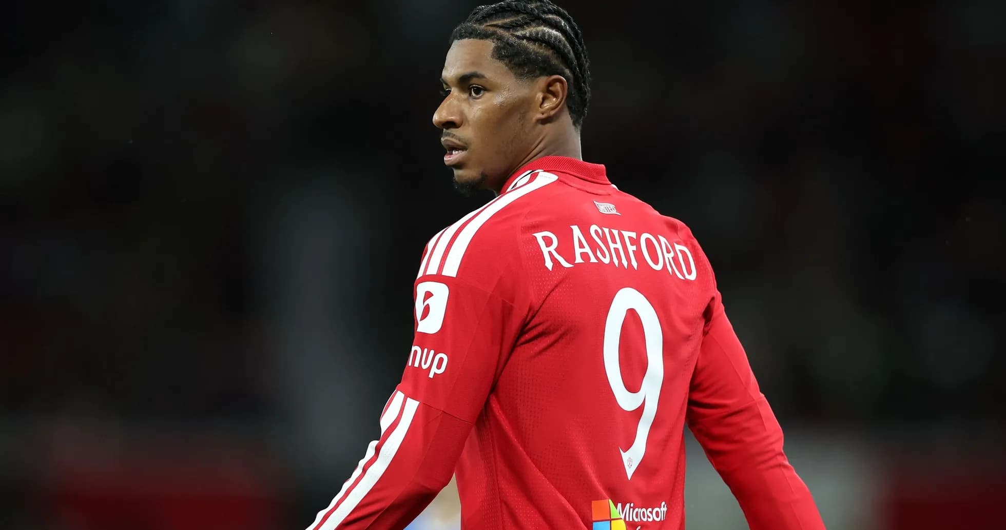 Jugador de fútbol con camiseta roja y nombre Rashford