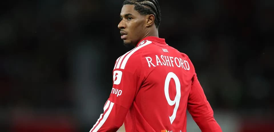 Jugador de fútbol con camiseta roja y nombre Rashford