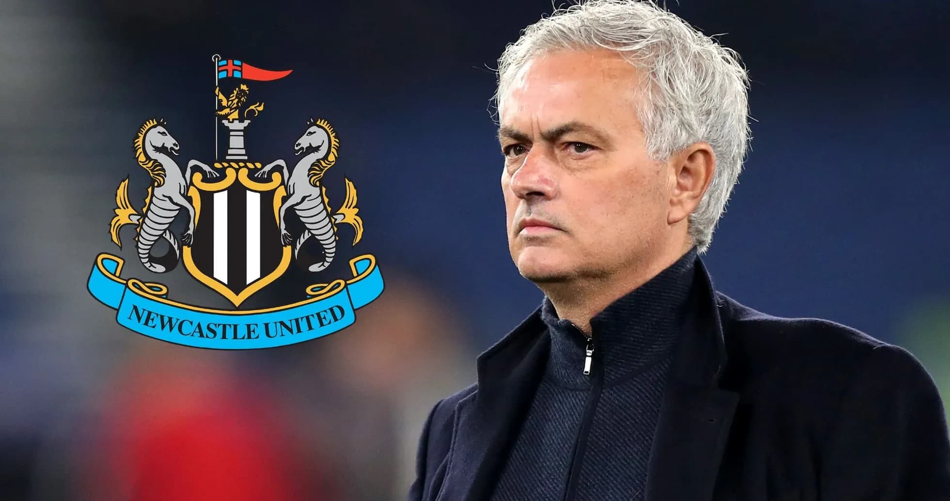 Entrenador mirando al campo con escudo de Newcastle